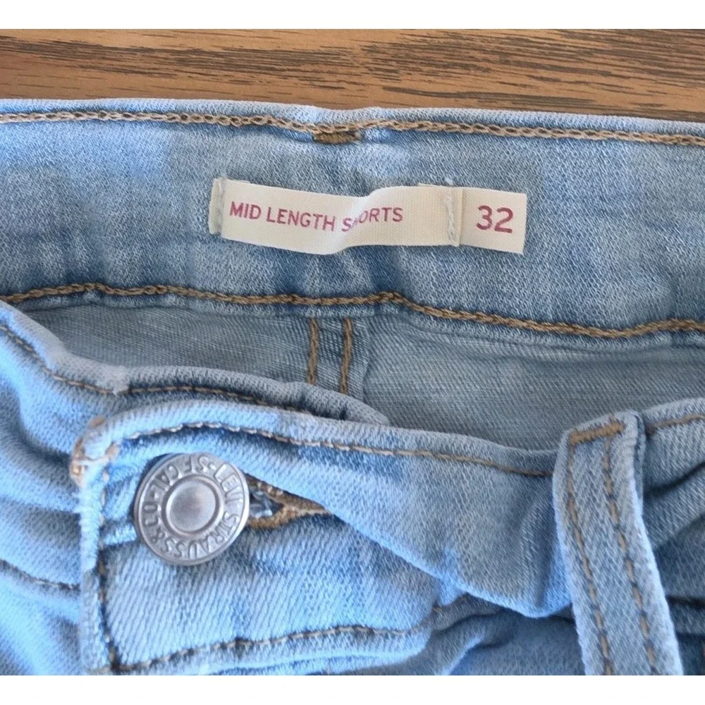Levis Womens Mid Length Denim Shorts Light Wash Cuffed Hem Size 32 Pair